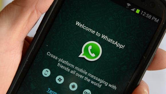 Actualmente, cuando el miembro de un grupo abandona una conversación grupal, WhatsApp notifica a todos los usuarios de ese chat que ha salido de este. (Foto:  STAN HONDA / AFP)