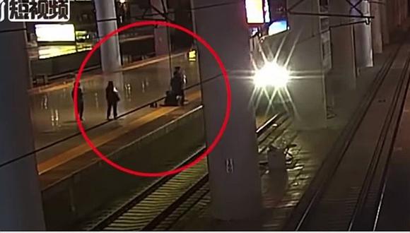Mujer quiso asustar a su novio lanzándose a la vías del tren (VÍDEO)