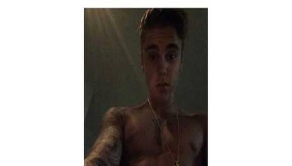 Justin Bieber publica foto desnudo y con dos mujeres 