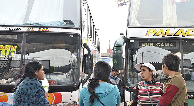Fiestas Patrias: Vehículos 'piratas' en terminal de Yerbateros 