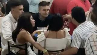 Captan a infieles mientras se tomaban de la mano y estaban al costado de sus parejas | VIDEO