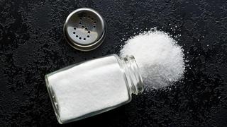 Estudio confirma que añadir sal a alimentos eleva riesgo de enfermedad cardiovascular