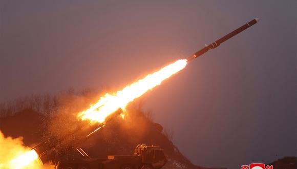 Lanzamiento del misil de crucero estratégico. (Foto de KCNA VIA KNS / AFP)