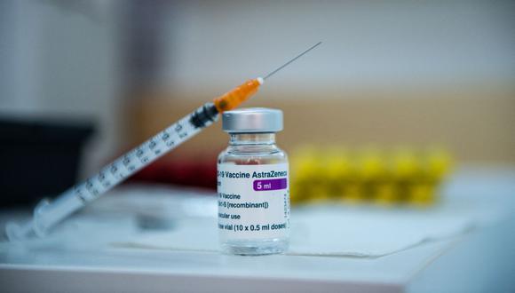 Se han detectado casos posibles de coágulos sanguíneos tras inocular vacuna de AstraZeneca (Foto: Martin BUREAU / AFP).