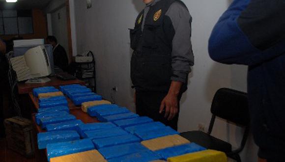 Decomisan 35 kilos de cocaína escondida entre cajas de plátanos