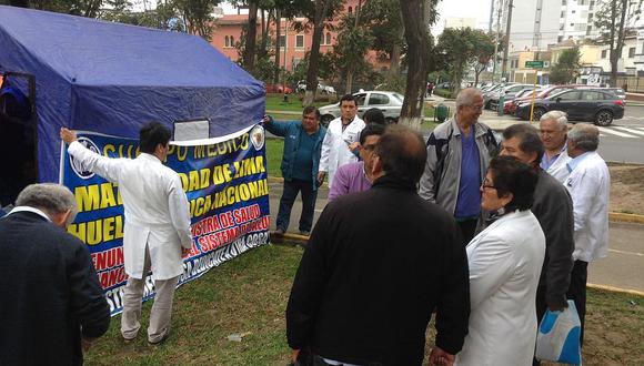 ​Médicos inician huelga de hambre frente al Ministerio de Salud (VIDEO)