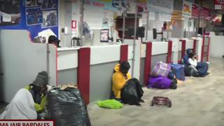Personas duermen en terminal de Yerbateros y precios de pasajes se triplican por Fiestas Patrias: “Es un abuso”