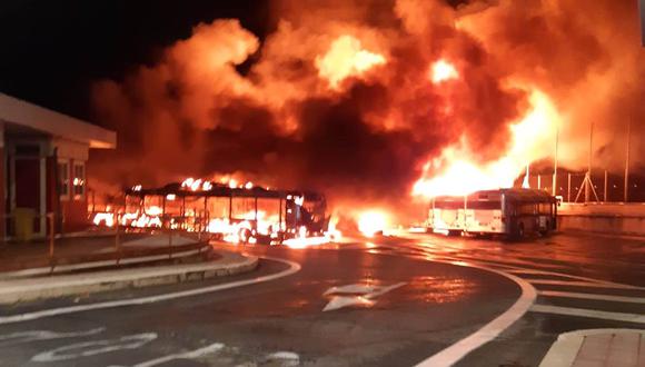 El incendio involucró a una veintena de autobuses antiguos, con diferentes niveles de daños.