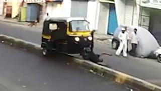 Mototaxista intenta patear a perro al que casi atropella y sufre violento accidente