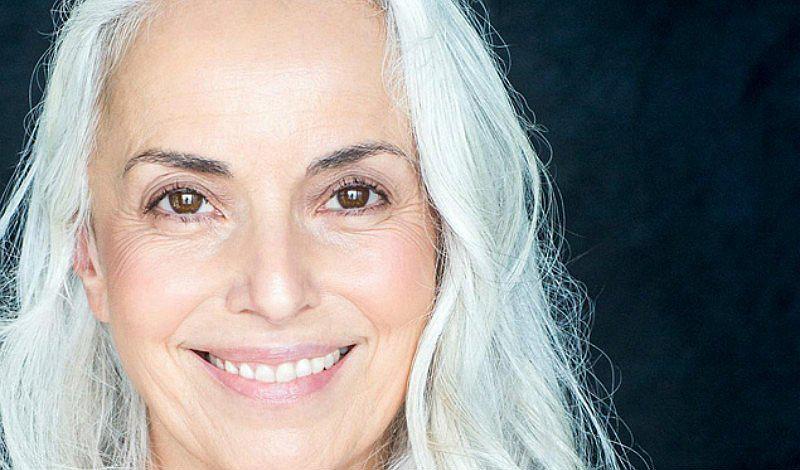 ¡Qué locura! Modelo de 60 años impacta con cuerpo a lo Pamela Anderson [FOTOS]