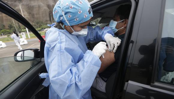 Vacunación a adultos de 40 años podría adelantarse, según el titular del Minsa. (Foto: Jorge Cerdán/GEC)