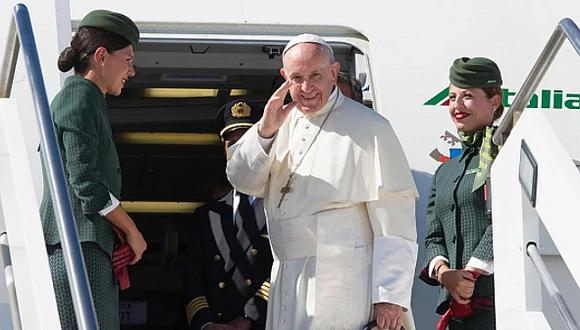 Papa Francisco reparte foto del "fruto de la guerra" nuclear a periodistas 