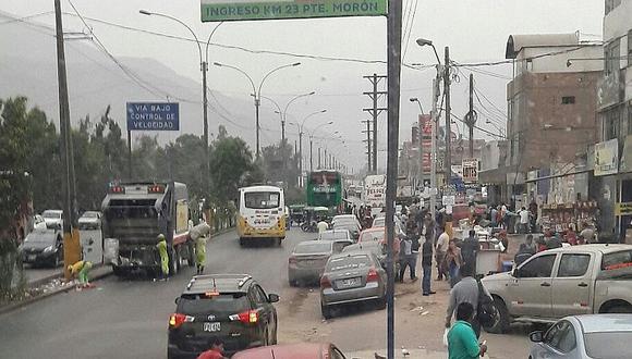 Huaycán: bus interprovincial recoge pasajeros a mitad de pista