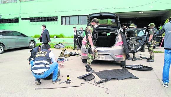 Huancavelica: las autoridades hallaron un total de 27 paquetes tipo ladrillo con la droga tras desmantelar el vehículo. (Foto: PNP)