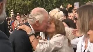 Fanática le roba un beso al rey Carlos III | VIDEO 