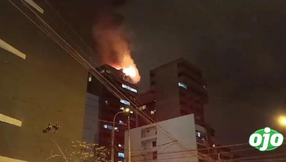 Reportan terrible incendio en lujoso edificio en Miraflores.