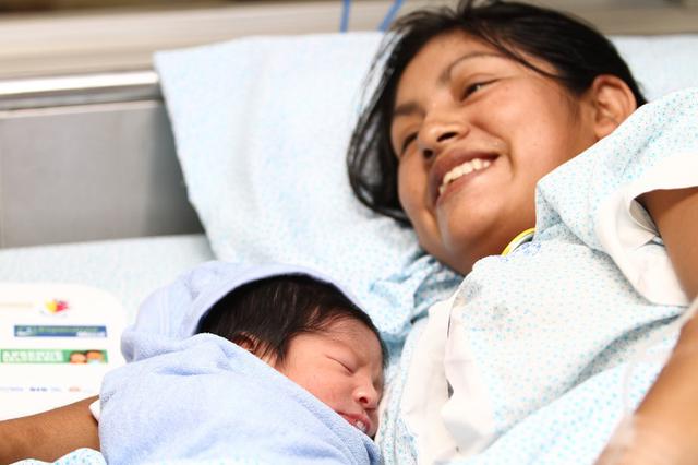 Así fue el nacimiento de los primeros bebés de 2015 [FOTOS]