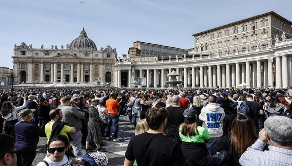 Fieles asisten al rezo del Ángelus del Papa Francisco en la Plaza de San Pedro de la Ciudad del Vaticano. (Foto: EFE/Fabio Frustaci)