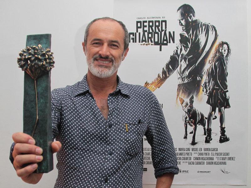 Carlos Alcántara celebra su primer premio internacional con "Perro Guardián"   