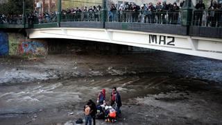 Carabinero es captado lanzando a un menor hacia el río durante una manifestación | VIDEO