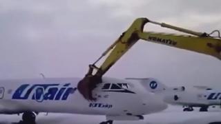 YouTube: Trabajador es despedido de un aeropuerto y destruye un avión [VIDEO]