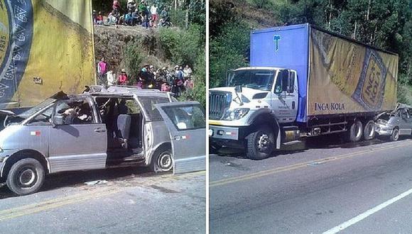 Cusco: Dos muertos y cuatro heridos deja impacto de auto contra camión
