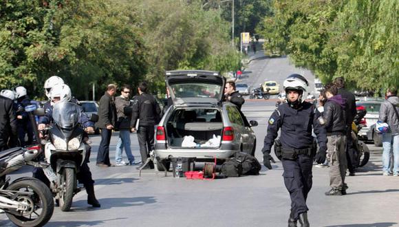 Un hombre armado se rinde tras tomar rehenes en sucursal de BMW 