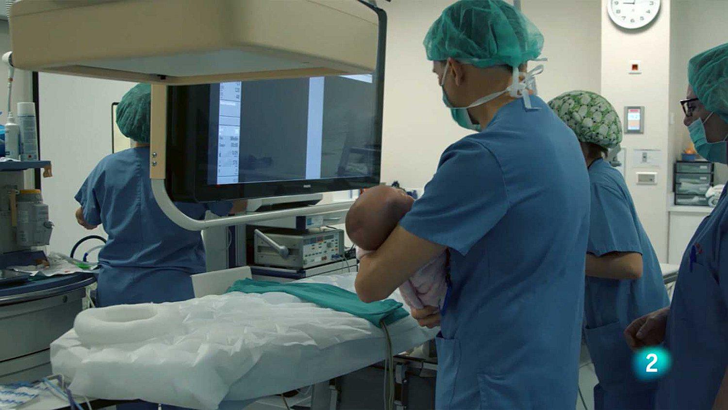 Padres ordenan a médicos operar a su bebé sin transfusión de sangre porque son Testigos de Jehová