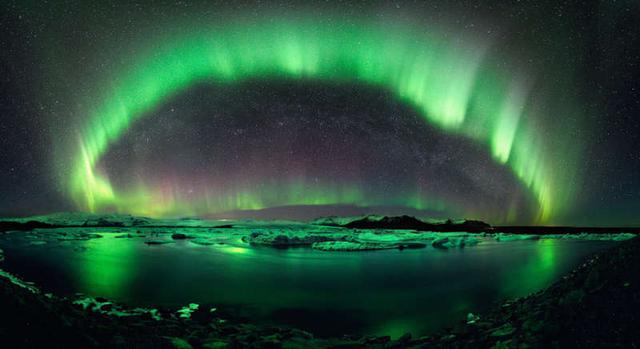 Es difícil elegir un solo lugar en Islandia para observar estrellas. El vasto paisaje natural del país es perfecto para admirar el cielo nocturno, que incluye, por supuesto, las famosas aureolas boreales. (Foto: Ollie Taylor Photography)