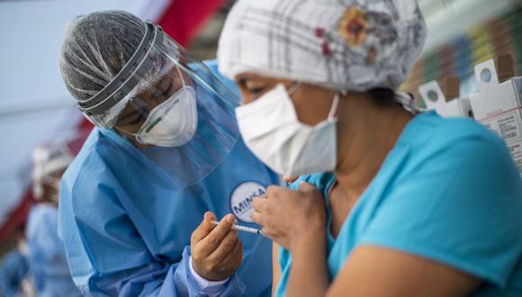 Los enfermos, junto a médicos y otros especialistas, han acompañado en la primera línea durante la pandemia. (Foto: AFP)