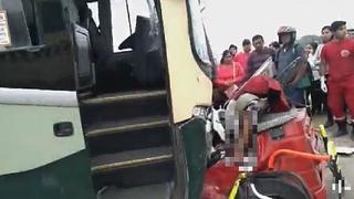 Bus interprovincial choca contra mototaxi y muere el chofer y un niño en Chincha (VIDEOS)