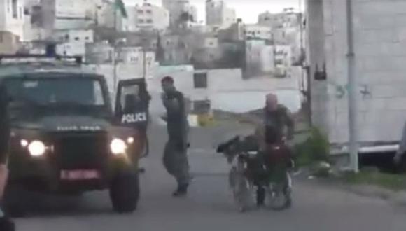 Guardia israelí tira al suelo un palestino en silla de ruedas [VIDEO]