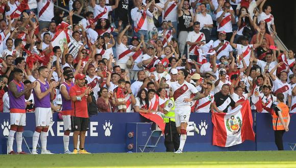 Gianluca Lapadula celebró el 1-0 del Perú vs. Nueva Zelanda en Barcelona. (Foto: Agencias)