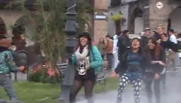 Año Nuevo: Turistas son sacados con agua helada de la Plaza Mayor del Cusco [VIDEO]
