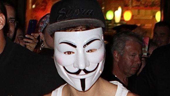 Justin Bieber sale a la calle con máscara de Anonymous [FOTOS] 