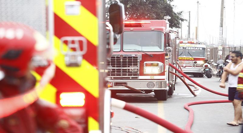 Callao: Incendio consume varias viviendas en AA.HH. Puerto Nuevo 