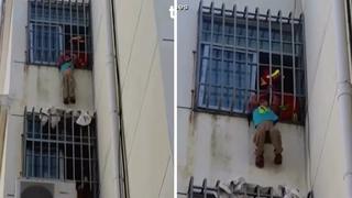 Bomberos rescatan a niño que quedó atrapado entre las rejas de una ventana | VIDEO