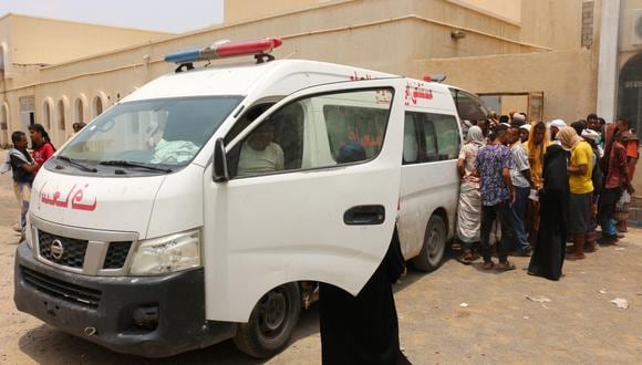 Una ambulancia transporta a víctimas al hospital Ibn Khaldun, en la provincia sureña de Lahij, controlada por el gobierno, el 29 de agosto de 2021.  (Foto de Saleh OBAIDI / AFP)
