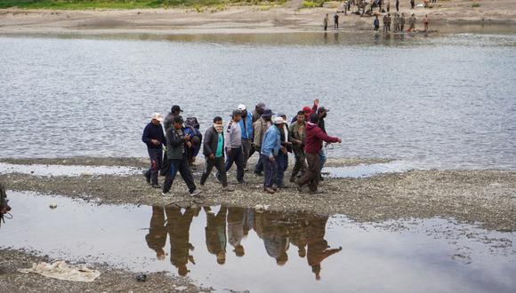 Aymaras auxiliaron a soldados con hipotermia en el río Ilave. Foto:  Luis Javier Maguiña