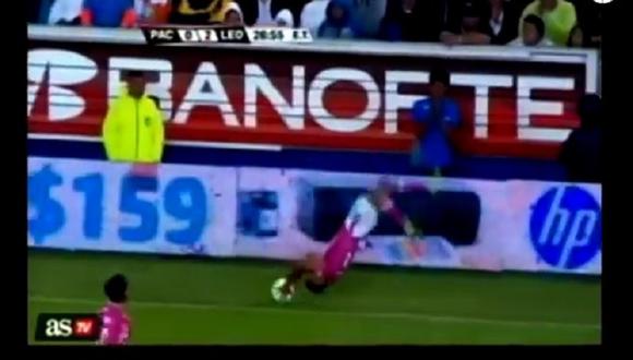 México: Jugador realiza espectacular acrobacia durante partido de futbol [VIDEO] 