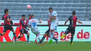 Atlas vs. Cruz Azul: Anderson Santamaría recibió una fuerte falta durante el partido por el torneo mexicano