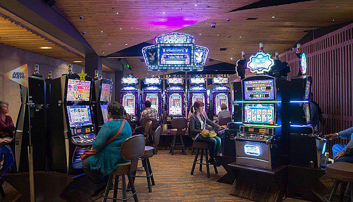 San Borja: Hampones encapuchados asaltan casino y a sus clientes (VIDEO)