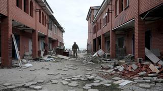 Niña muere deshidratada en Ucrania dentro de las ruinas de una casa bombardeada