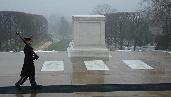 Oficial guarda tumba al soldado desconocido pese a tormenta en EE.UU. 