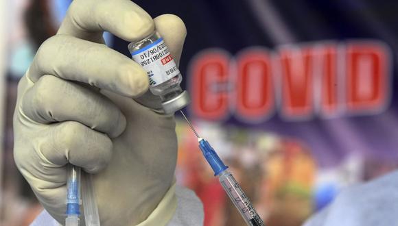 Un funcionario de salud prepara la inyección de la vacuna Sinopharm contra el coronavirus. (ISHARA S. KODIKARA / AFP).