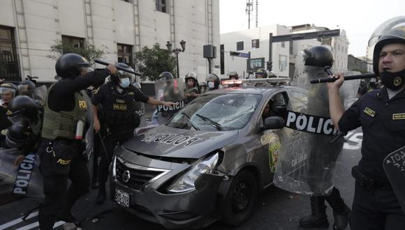 Manifestantes atacaron a la policía en la Av. Abancay pidiendo salida del presidente Pedro Castillo. (Fotos: Julio Reaño / @photo.gec)