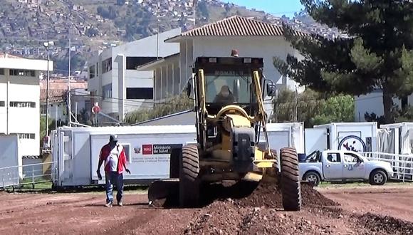 Maquinaria pesada realiza labores de acondicionamiento de terreno para el nosocomio modular en Cusco.