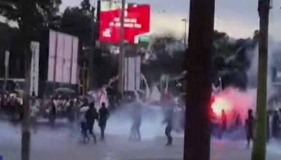 Durante la protesta, la Policía lanzó bombas lacrimógenas para dispersar a los hinchas cremas que pretendían reunirse en el Campo de Marte. (Captura: Canal N)
