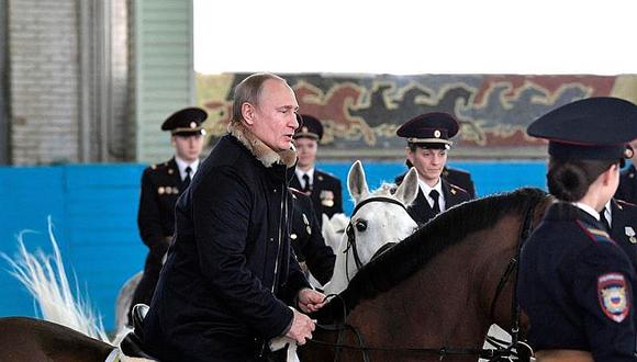 ​Vladimir Putin se luce al montar a caballo en visita a batallón de la Policía