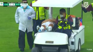 Santamaría, en camilla y con mucho dolor: así salió de la cancha en México | VIDEO